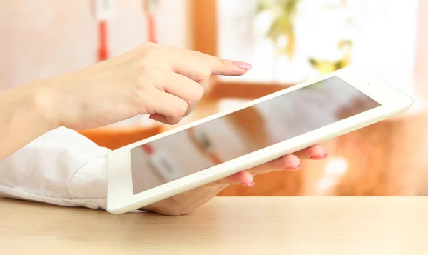 Female office worker using digital tablet in cafe — Stock Photo, Image