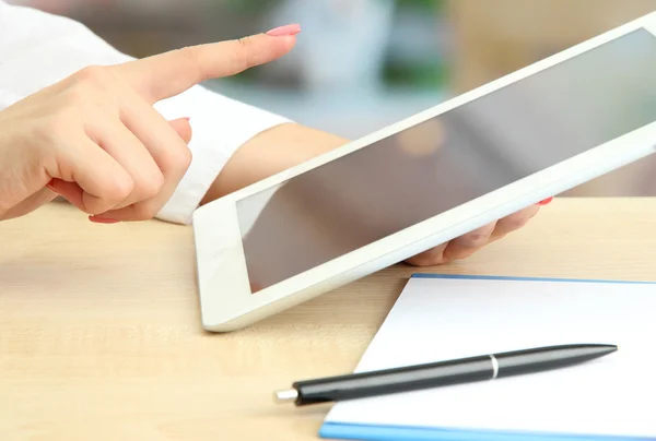 Lavoratrice ufficio utilizzando tablet digitale in caffè — Foto Stock