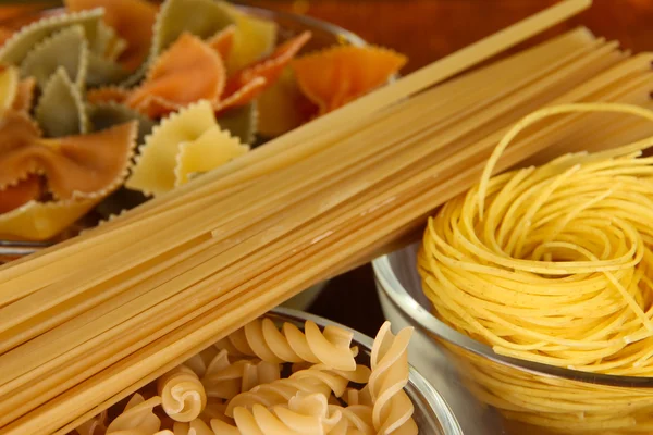 Olika typer av pasta på randig duk — Stockfoto