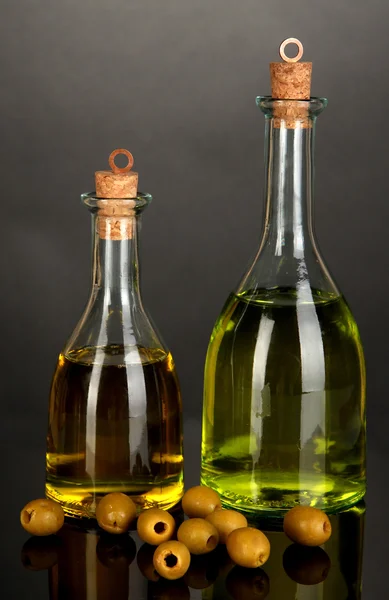 Originální skleněné lahve s olejem izolovaných na černém — Stock fotografie