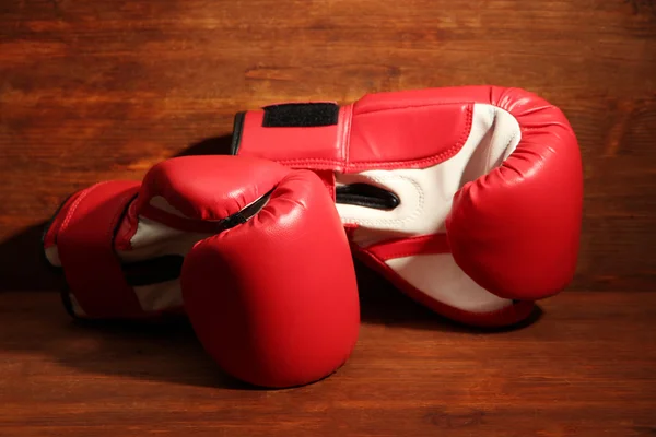 Guantes de boxeo sobre fondo de madera — Foto de Stock