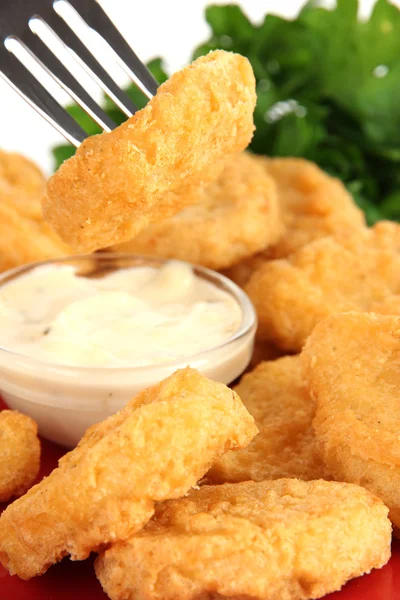 Nuggets de poulet frit aux légumes et sauce isolés sur blanc — Photo