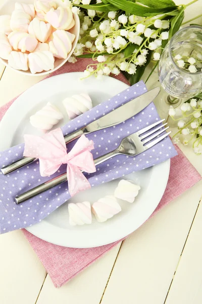 Configuração de mesa em tons violeta e rosa na cor de fundo de madeira — Fotografia de Stock