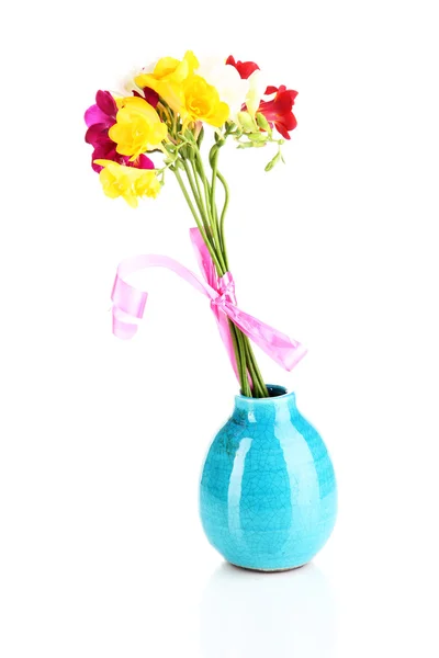 束美丽的小苍兰孤立在白色的花瓶里 — 图库照片