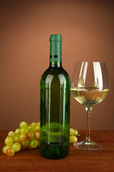 Zusammensetzung der Weinflasche, Glas Weißwein, Traube auf farbigem Hintergrund — Stockfoto