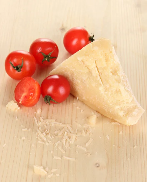 Pedaço de queijo parmesão na mesa de madeira close-up — Fotografia de Stock