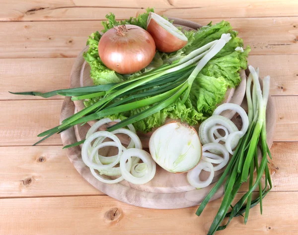 Komposition mit Kräutern und Zwiebeln auf Holztisch — Stockfoto