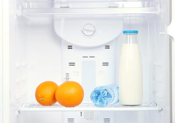 Öppna kylskåpet med dietmat — Stockfoto