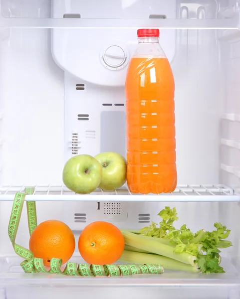 Buka kulkas dengan makanan diet — Stok Foto