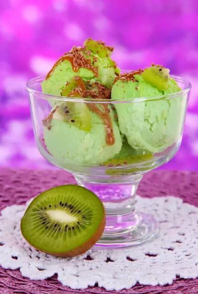 Delicioso sorvete na mesa em fundo brilhante — Fotografia de Stock