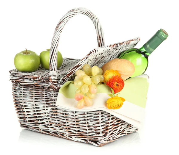フルーツと白で隔離され、ワインのボトルのピクニック バスケット — ストック写真