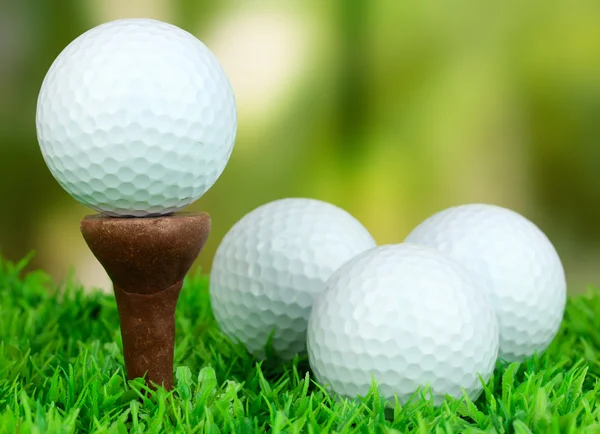 Bolas de golfe na grama ao ar livre perto — Fotografia de Stock