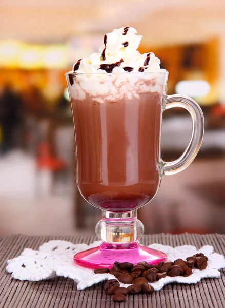 Geschichteter Kaffee in Glas auf Tisch auf hellem Hintergrund — Stockfoto