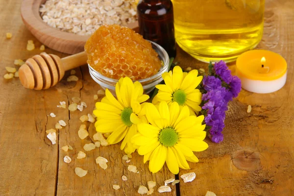 Fragrant honey spa with oils and honey on wooden table close-up — Stock Photo, Image