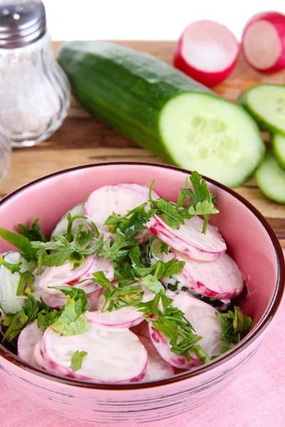 Vitamina insalata vegetale in ciotola con ingredienti isolati su bianco — Foto Stock