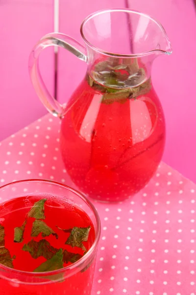Bebida de cereja em jarro e copos em mesa de madeira close-up — Fotografia de Stock
