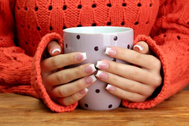 bir fincan tutan eller sıcak içecek, yakın çekim