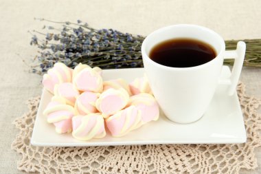 açık renkli plaka üzerinde Marshmallows