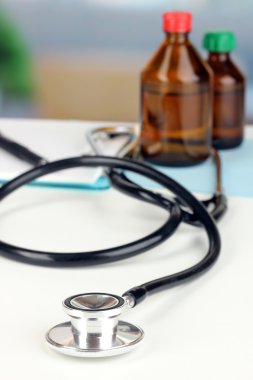 Masanın üzerinde yatan stetoskop yakın çekim