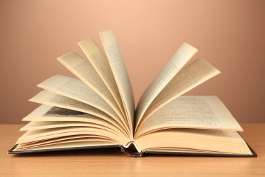 renk arka plan üzerine açık kitap