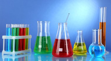 test tüpleri ile mavi arka plan üzerinde renkli sıvı