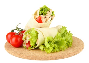 kebap - ızgara et ve sebzelerin üzerine beyaz izole ahşap tahta üzerinde