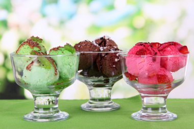 Tablo parlak zemin üzerine lezzetli dondurma