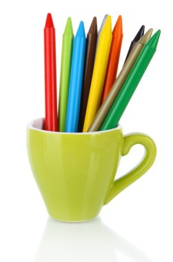 renkli kalemler üzerinde beyaz izole Kupası