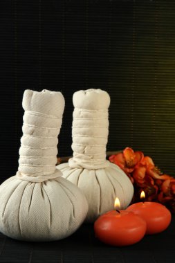 Bambu zemin üzerine kaplıca tedavisi için bitkisel kompres top