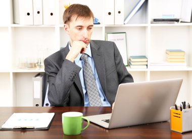 Öğle yemeği molası Office adlı genç işadamı