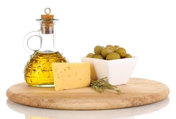 Aceitunas verdes en tazón blanco con romero, aceite de oliva y queso a bordo aislados sobre blanco —  Fotos de Stock