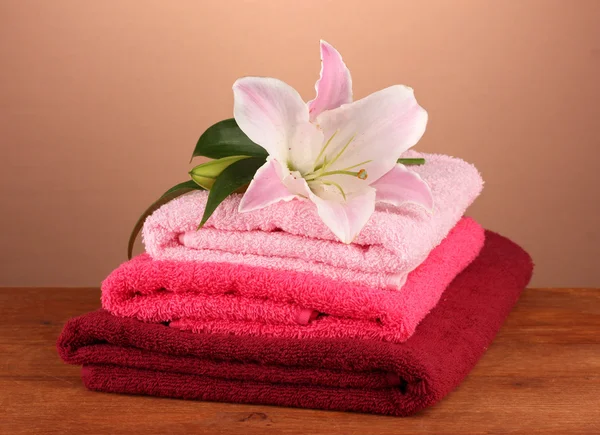 毛巾粉色百合棕色背景上的堆栈 — 图库照片