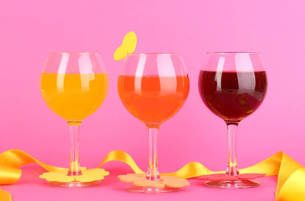 Colorful cocktails with bright decor for glasses on pink background — Stock Photo, Image