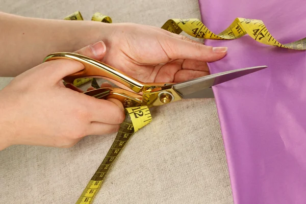 Seamstress cut green fabric close-up — Stock Photo, Image