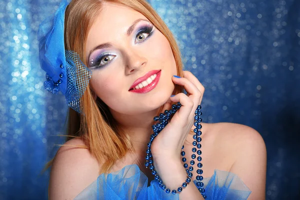 A glamour a gyönyörű fiatal nő portréja alkotják, a kék háttér — Stock Fotó