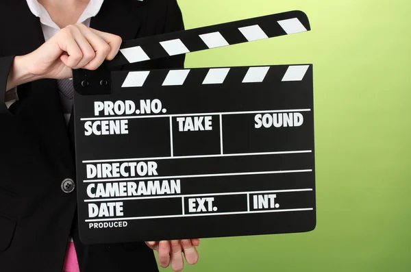 Filmproduktion Klapptafel auf farbigem Hintergrund — Stockfoto