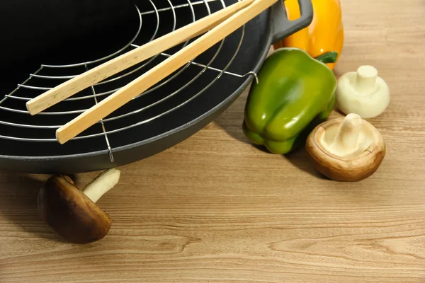 Чорна каструля і овочі на кухонному столі, крупним планом — стокове фото