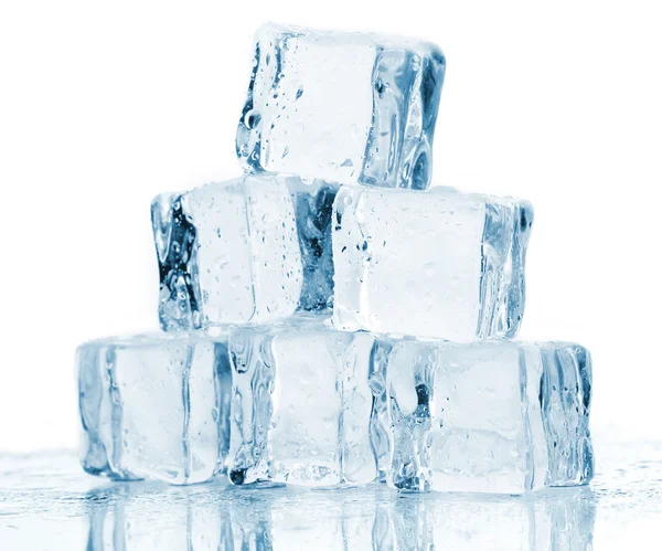 Кубики льоду ізольовані на білому — стокове фото