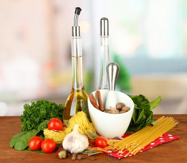 Composición de mortero, pasta y hierbas verdes, sobre fondo brillante — Foto de Stock