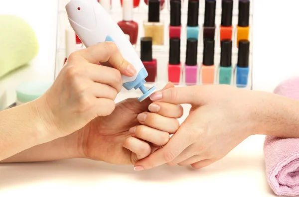 Processo de manicure no salão de beleza, close-up — Fotografia de Stock