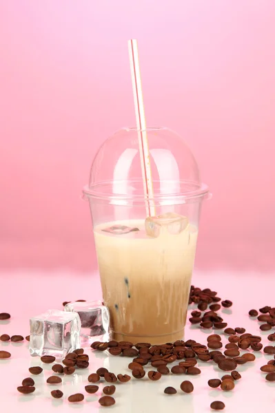 ピンクの背景のグラスに氷と冷たいコーヒー — ストック写真