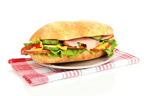 Färska och välsmakande smörgås med skinka och grönsaker isolerad på vit — Stockfoto