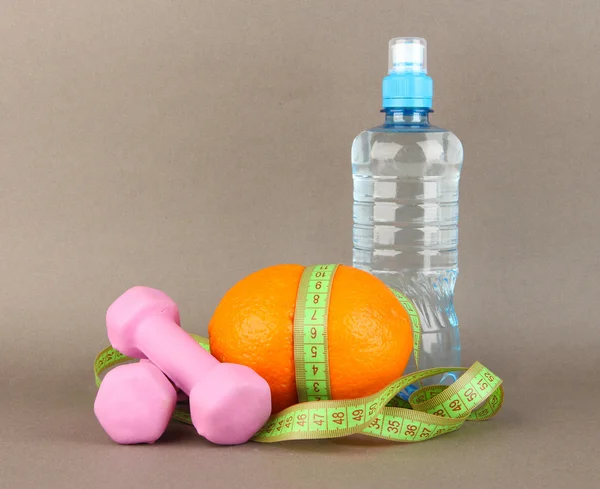 측정 테이프, 아령 및 컬러 배경 물의 병 오렌지 — 스톡 사진