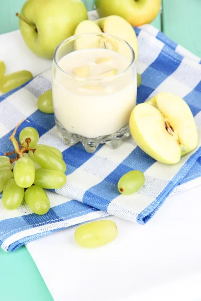 Νόστιμο γιαούρτι σε ποτήρι με φρούτα σε κοντινό πλάνο ξύλινο τραπέζι — Φωτογραφία Αρχείου