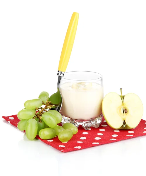 Iogurte delicioso em vidro com frutas isoladas em branco — Fotografia de Stock