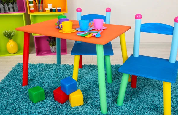 Маленький и красочный стол и стулья для маленьких детей — стоковое фото