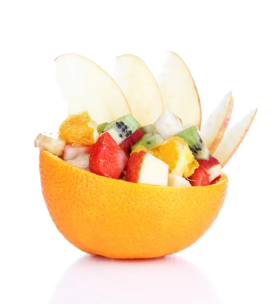 Salade de fruits à l'orange creuse isolée sur blanc — Photo