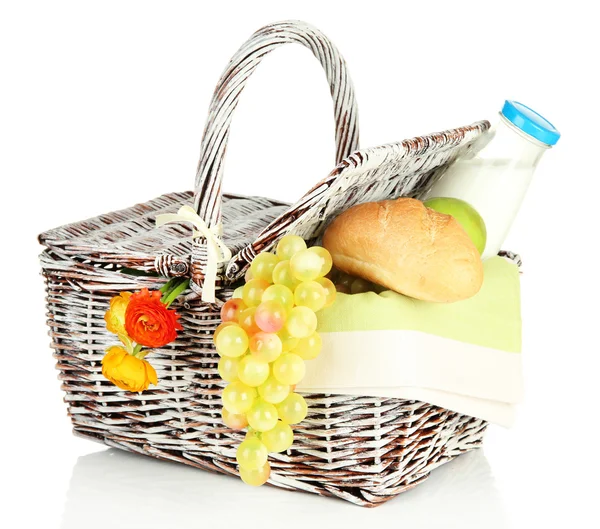 Picknickkorg med frukt och en flaska mjölk, isolerad på vit — Stockfoto