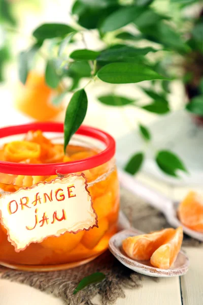 Confiture d'orange avec zeste et mandarines, sur table en bois blanc — Photo