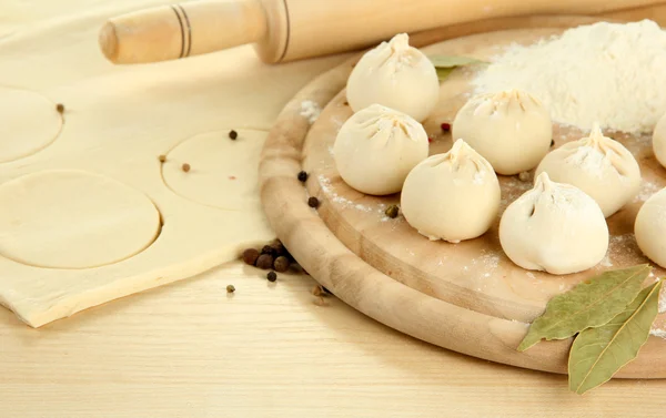 Gnocchi e pasta grezzi, su tavola di legno — Foto Stock